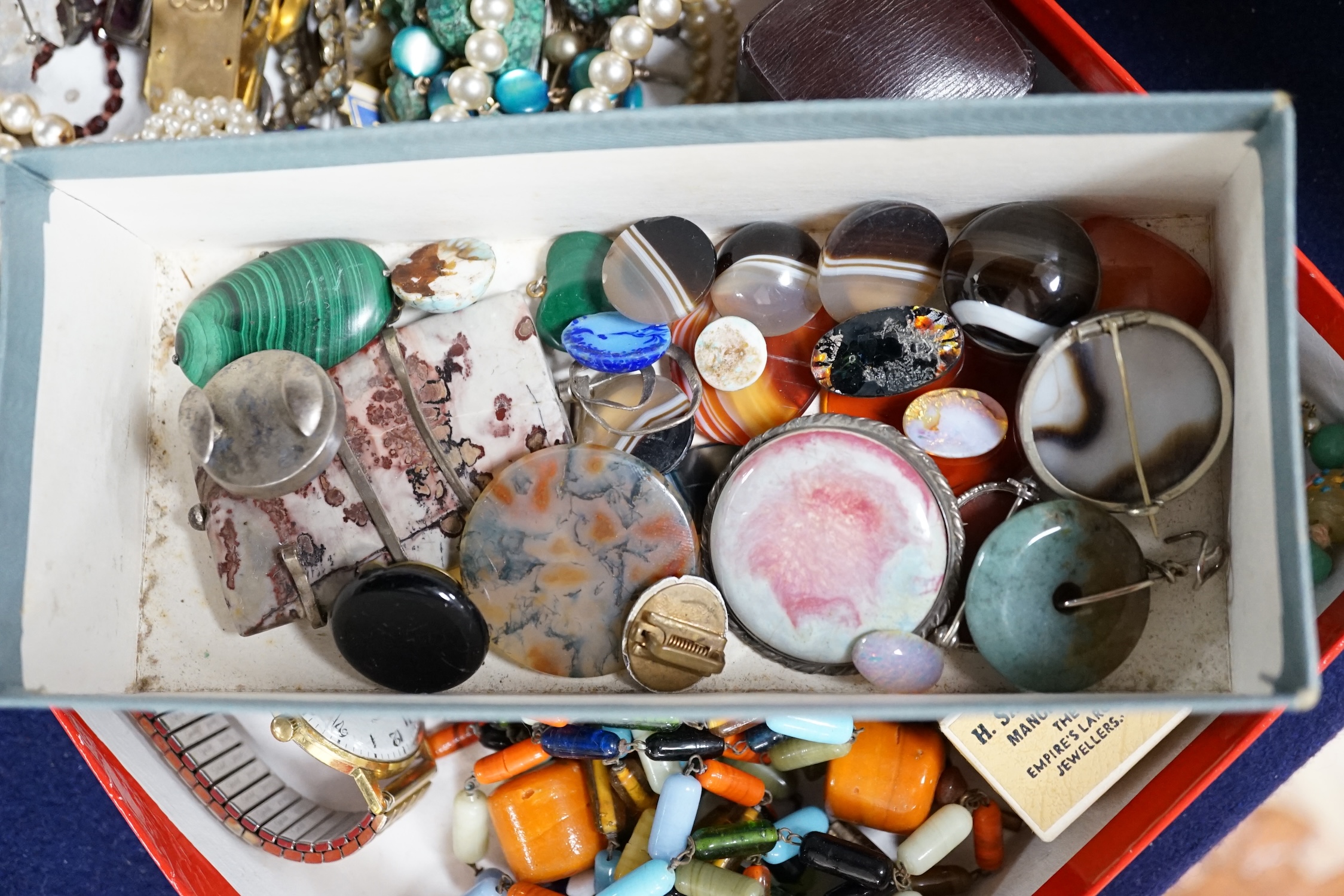A quantity of assorted Victorian and later jewellery, including silver hinged bangle, a silver albert, monogrammed locket, banded agate set brooch, unmounted stones including cabochon agates and malachite, etc. Condition